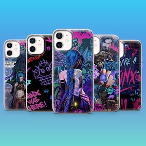 Könnte beinhalten: Eine Sammlung von fünf Handyhüllen mit lebendigen Kunstwerken. Die Hüllen zeigen eine Figur mit blauen Haaren und Graffiti-Designs in Pink, Lila und Schwarz. Die Hüllen werden vor einem blauen Farbverlaufshintergrund präsentiert.