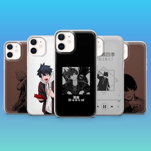 Puede incluir: Una colección de fundas para teléfonos con ilustraciones de estilo anime. Los diseños incluyen una imagen en blanco y negro con texto japonés, un personaje con una caja roja y otros gráficos inspirados en el anime. Las fundas son para varios modelos de teléfono.