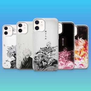Op de afbeelding: Een verzameling van vijf telefoonhoesjes met anime-stijl illustraties. De hoesjes tonen manga-kunst in zwart en wit, inclusief personages en Japanse tekst. De hoesjes worden gepresenteerd tegen een lichtblauwe achtergrond.
