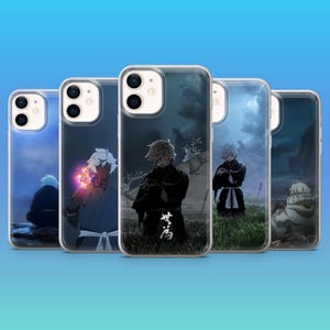 Op de afbeelding: Een verzameling van vijf transparante telefoonhoesjes met anime-stijl karakterontwerpen. Elk hoesje heeft een andere illustratie, waaronder een figuur in een zwart gewaad en een figuur met vuureffecten.