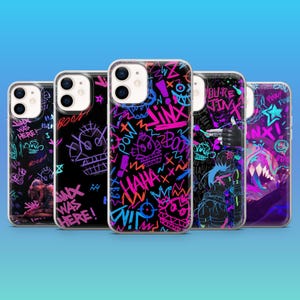 Könnte beinhalten: Fünf Handyhüllen mit transparenten Rändern und schwarzen Hintergründen. Jede Hülle hat ein einzigartiges Neon-Graffiti-Design in Pink, Blau, Lila und Orange. Die Designs umfassen Text, Gesichter und andere grafische Elemente.
