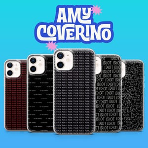 Op de afbeelding: Een verzameling telefoonhoesjes met verschillende ontwerpen. Sommige hoesjes tonen de woorden "dead" en "idiot" in een herhalend patroon. Andere tonen de woorden "fuck" en "I'm not normal". De merknaam "AMY COVERINO" staat bovenaan.