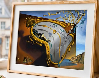 Könnte beinhalten: Ein gerahmter Druck eines surrealistischen Gemäldes mit einer schmelzenden Uhr mit goldenen Akzenten. Das Kunstwerk ist vor dem Hintergrund einer Küstenlandschaft mit blauem Himmel platziert. Der Rahmen besteht aus hellem Holz.