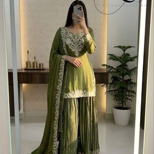 Ensemble Sharara de créateur indien vert pour mariage, Salwar Kameez pour femme, costume pakistanais pour femme, robe ethnique, tenue haldi, haut pour femme image 1