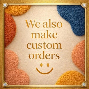 K&ouml;nnte beinhalten: Quadratisches Bild mit goldenem Rahmen und strukturiertem Hintergrund. Der Text "We also make custom orders" ist in Gold gehalten. Es gibt farbige, strukturierte Formen in Orange, Blau und Pfirsich. Ein goldener Smiley befindet sich unten.
