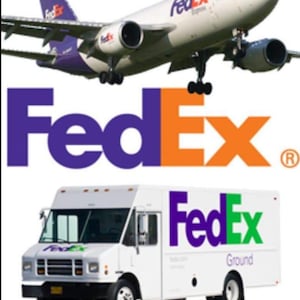 K&ouml;nnte beinhalten: Das Bild zeigt ein FedEx-Flugzeug im Flug &uuml;ber dem FedEx-Logo, mit einem wei&szlig;en Lieferwagen darunter. Das Logo ist lila und orange. Der LKW hat das FedEx-Logo in Lila und Gr&uuml;n.