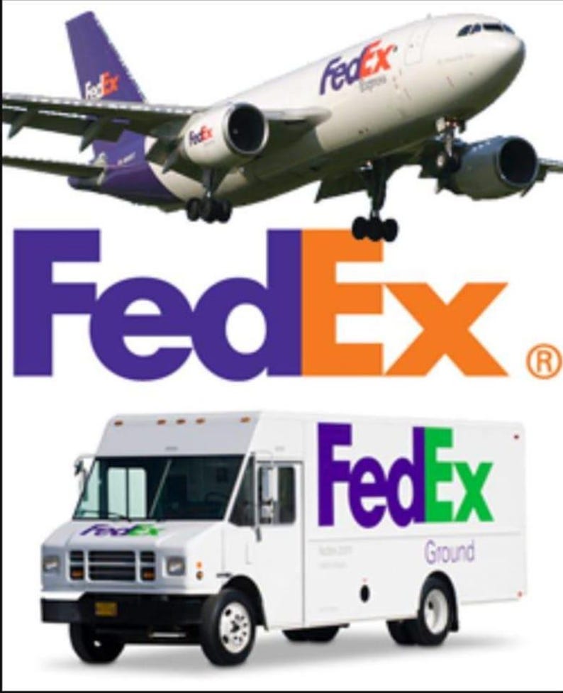 K&ouml;nnte beinhalten: Das Bild zeigt ein FedEx-Flugzeug im Flug &uuml;ber dem FedEx-Logo, mit einem wei&szlig;en Lieferwagen darunter. Das Logo ist lila und orange. Der LKW hat das FedEx-Logo in Lila und Gr&uuml;n.
