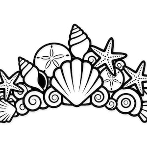 Puede incluir: Ilustración en blanco y negro de una corona de conchas marinas. El diseño presenta varias conchas, estrellas de mar y dólares de arena. La corona está compuesta por una gran concha de vieira en el centro, rodeada de otras conchas y estrellas de mar.