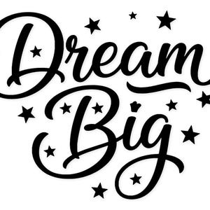 Op de afbeelding: Zwart-witte afbeelding met de tekst "Dream Big" in een sierlijk lettertype, omringd door kleine zwarte sterren. Een eenvoudig en motiverend ontwerp, ideaal voor wandkunst of inspirerende producten.