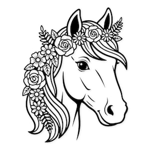 Op de afbeelding: Zwart-wit illustratie van een paardenhoofd, versierd met een bloemenkrans. Het kunstwerk toont gedetailleerde contouren van bloemen en bladeren, met een vloeiende manen. Het ontwerp is elegant en decoratief.