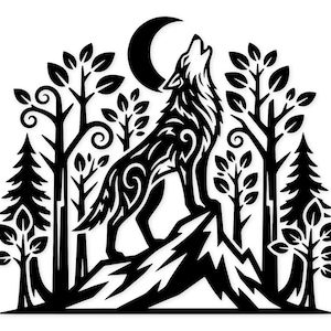 Op de afbeelding: Zwart-wit illustratie van een huilende wolf op een rotsachtige berg, afgebeeld tegen een halve maan. De wolf is omringd door gestileerde bomen en bladeren, wat een ontwerp met een natuurthema creëert.