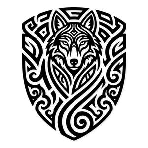 Op de afbeelding: Zwart-wit grafische afbeelding van een wolfskop in een schildvormig ontwerp. De wolf is afgebeeld met ingewikkelde patronen in tribale stijl. Het schild is omlijnd met een reeks wervelende en geometrische vormen.