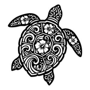 Op de afbeelding: Zwart-wit decoratief zeeschildpadontwerp. De schildpad heeft ingewikkelde bloemen- en wervelpatronen, waaronder hibiscusbloemen, op zijn schild en vinnen. Het ontwerp staat tegen een witte achtergrond.