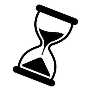 Op de afbeelding: Zwart-wit zandloperpictogram, met zand in het bovenste gedeelte. De zandloper is een symbool van tijd en wordt vaak gebruikt om deadlines of het verstrijken van de tijd weer te geven.