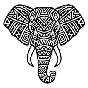 Peut inclure: Graphique en noir et blanc d'une tête d'éléphant, ornée de motifs géométriques complexes. Les oreilles, la trompe et les défenses de l'éléphant sont clairement définies, le design mettant en valeur les traits de l'animal. L'œuvre est posée sur un fond blanc uni.