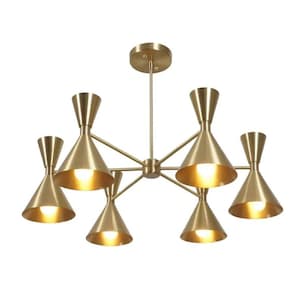 Op de afbeelding: Een goudkleurige, mid-century modern kroonluchter met zes kegelvormige kappen. De lampen zijn rond een centrale naaf geplaatst en geven een warme gloed. De armatuur is opgehangen aan een plafondbevestiging.