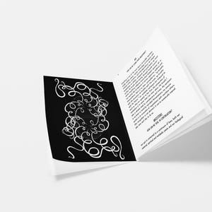 Pode incluir: Um livro aberto com uma p&aacute;gina preta com arte de linha branca em espiral. A p&aacute;gina oposta tem texto preto sobre fundo branco. O livro est&aacute; em &acirc;ngulo, com as p&aacute;ginas ligeiramente abertas, sobre um fundo branco.