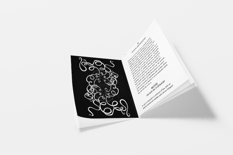 Pode incluir: Um livro aberto com uma p&aacute;gina preta com arte de linha branca em espiral. A p&aacute;gina oposta tem texto preto sobre fundo branco. O livro est&aacute; em &acirc;ngulo, com as p&aacute;ginas ligeiramente abertas, sobre um fundo branco.