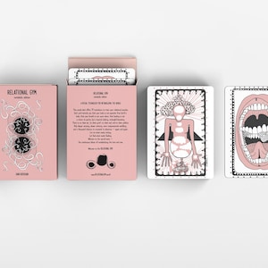 Pode incluir: Um baralho de cartas rosa intitulado "Relational Gym" com uma caixa a condizer. A caixa est&aacute; aberta, revelando cartas ilustradas. Duas cartas s&atilde;o vis&iacute;veis, uma com uma figura humana e outra com uma boca aberta. O baralho foi concebido para explorar relacionamentos.