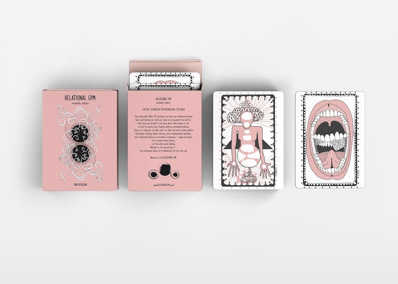 Pode incluir: Um baralho de cartas rosa intitulado "Relational Gym" com uma caixa a condizer. A caixa est&aacute; aberta, revelando cartas ilustradas. Duas cartas s&atilde;o vis&iacute;veis, uma com uma figura humana e outra com uma boca aberta. O baralho foi concebido para explorar relacionamentos.