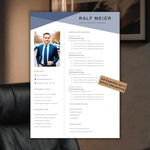 Może przedstawiać: Profesjonalny szablon CV ze zdjęciem mężczyzny w garniturze. CV zawiera sekcje dotyczące doświadczenia zawodowego, danych kontaktowych, umiejętności i wykształcenia. Tekst "RALF MEIER" i "BERUFSBEZEICHNUNG" znajdują się na górze. Mała naklejka głosi "mit Expertise aus 4 Jahren Jobcoaching."