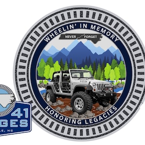 Puede incluir: Una insignia circular con un Jeep Wrangler blanco en un paisaje montañoso, con el texto "Wheel'in' in Memory" y "Honoring Legacies". Una insignia más pequeña muestra el contorno de Carolina del Norte y "1941 Badges, Newdale, NC".