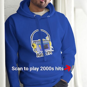 Op de afbeelding: Koningsblauwe hoodie met een retro FM-radiografische afbeelding. De afbeelding toont een koptelefoon en de tekst "Retro FM Music All Day". De tekst "Scan to play 2000s hits" staat eronder.