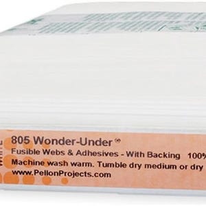 Puede incluir: Un rollo blanco de Pellon 805 Wonder-Under, telas y adhesivos fusibles. La etiqueta incluye el texto "17 IN" (aproximadamente 43 cm) y "MADE IN USA". El producto es 100% poliéster y lavable a máquina.