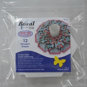 Puede incluir: Un paquete de formas hexagonales Bosal Craft-Tex para acolchar. El paquete incluye 12 formas y presenta un diseño floral con un borde rosa. Una pegatina de mariposa amarilla está en el paquete. Para principiantes.