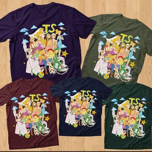 Puede incluir: Cinco camisetas de manga corta en morado, verde oliva, granate, azul marino y verde oscuro, cada una con un estampado gr&aacute;fico de varios personajes animados, las letras TS, nubes, un cohete, una estrella amarilla y una pelota colorida.