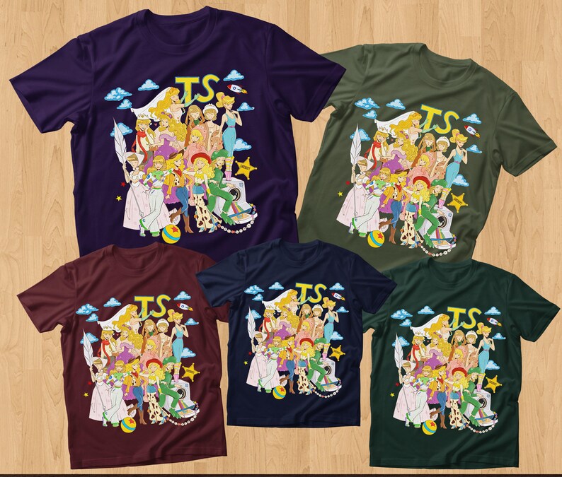 Puede incluir: Cinco camisetas de manga corta en morado, verde oliva, granate, azul marino y verde oscuro, cada una con un estampado gr&aacute;fico de varios personajes animados, las letras TS, nubes, un cohete, una estrella amarilla y una pelota colorida.