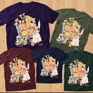 Puede incluir: Cinco camisetas de manga corta en morado, verde oliva, granate, azul marino y verde oscuro. Cada camiseta presenta una ilustraci&oacute;n gr&aacute;fica de varios personajes animados, las letras TS en dorado y una pelota colorida en la parte inferior.