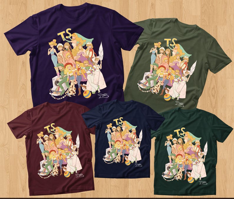 Puede incluir: Cinco camisetas de manga corta en morado, verde oliva, granate, azul marino y verde oscuro. Cada camiseta presenta una ilustraci&oacute;n gr&aacute;fica de varios personajes animados, las letras TS en dorado y una pelota colorida en la parte inferior.