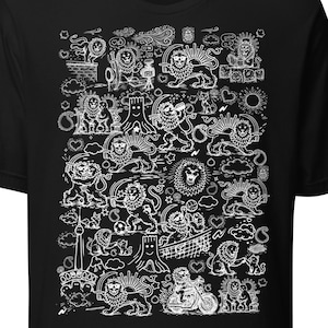 Puede incluir: Camiseta negra con un diseño de arte de garabatos blanco de leones, nubes y otros elementos caprichosos. La camiseta tiene cuello redondo y mangas cortas. El diseño cubre la parte delantera de la camiseta.