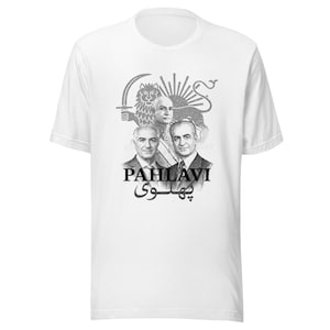 Puede incluir: Camiseta blanca con un diseño gráfico en blanco y negro. El diseño presenta retratos de tres hombres, un león sosteniendo una espada y la palabra "PAHLAVI" en inglés y farsi. La camiseta está hecha de un material suave.