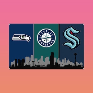 Puede incluir: Un estandarte rectangular de pared que presenta la silueta del horizonte de Seattle en la parte inferior. El dise&ntilde;o est&aacute; dividido en tres paneles verticales que muestran el logo de los Seattle Seahawks, el logo de los Mariners y el del Kraken.