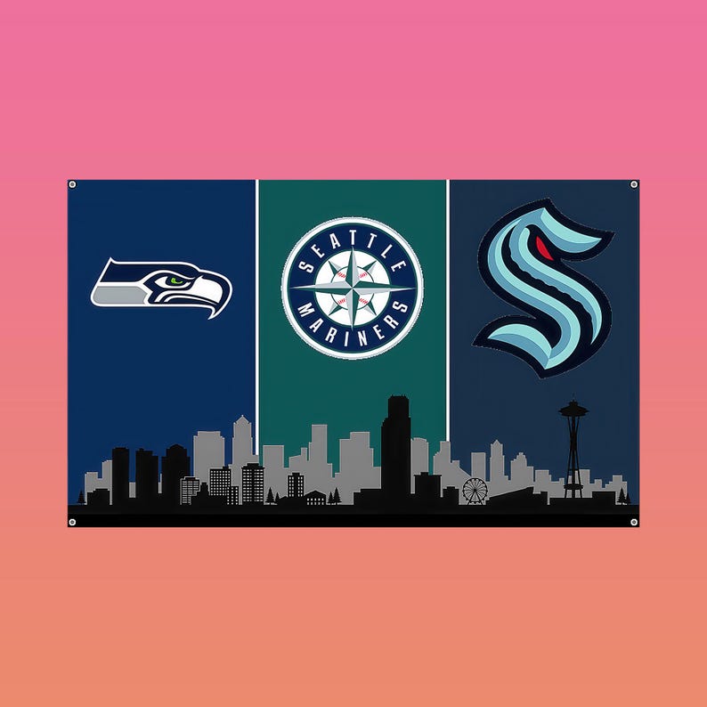 Puede incluir: Un estandarte rectangular de pared que presenta la silueta del horizonte de Seattle en la parte inferior. El dise&ntilde;o est&aacute; dividido en tres paneles verticales que muestran el logo de los Seattle Seahawks, el logo de los Mariners y el del Kraken.