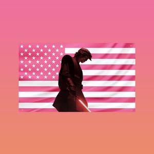 Puede incluir: Una bandera estadounidense rosa con estrellas y rayas blancas es el telón de fondo de una silueta de una figura que sostiene un sable de luz rojo. La figura está vestida con ropa oscura y la imagen tiene un degradado rosa.