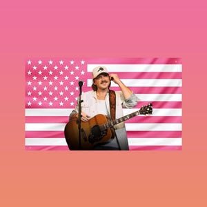 Puede incluir: Un hombre con bigote, vestido con una chaqueta blanca y gorra, sosteniendo una guitarra acústica marrón. El fondo presenta una bandera estadounidense rosa con estrellas y rayas blancas. Un micrófono está frente al hombre.