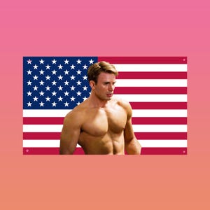 Puede incluir: Una persona sin camisa está de pie frente a una bandera estadounidense. La bandera presenta un cantón azul con estrellas blancas y rayas rojas y blancas. El fondo es un degradado de rosa y naranja.