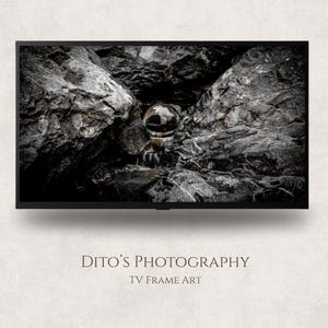 Puede incluir: Fotografía en blanco y negro de una bola de cristal sobre una pequeña cascada, rodeada de rocas de color gris oscuro. La imagen se muestra en una pantalla de televisión negra. El texto "Dito's Photography TV Frame Art" está debajo.