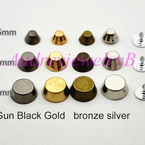 Può includere: Assortimento di borchie coniche in metallo in finiture nero, oro, bronzo e argento. Le borchie sono disponibili in tre dimensioni: 7,5 mm, 10 mm e 12 mm.