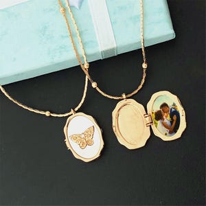 Collar con medallón fotográfico personalizado: colgante de concha de mariposa, chapado en oro de 18 quilates