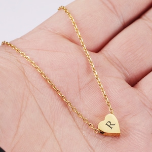 Collar de letra inicial grabado personalizado Collar inicial de corazón pequeño, collar de corazón, regalos de dama de honor, regalos de pareja, regalos de Navidad
