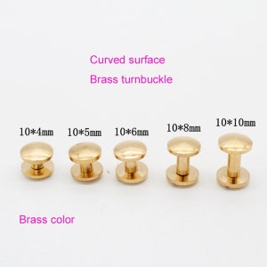 Pode incluir: Cinco torniquetes de latão de diferentes tamanhos, variando de 10 mm x 4 mm a 10 mm x 10 mm. Os torniquetes têm uma superfície curva e são de cor latão.