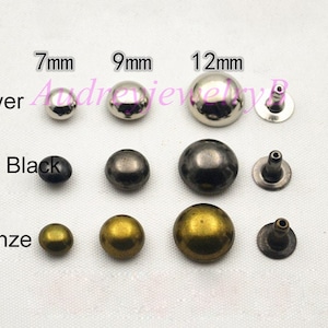 Puede incluir: Surtido de tachuelas redondas de metal en acabados plateado, negro mate y bronce. Las tachuelas están disponibles en tres tamaños: 7 mm, 9 mm y 12 mm.