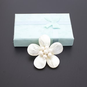 Nnatural Ivory white pearl & white shell flower brooch, pearl brooch,shell brooch,flower brooch,wedding party,bridesmaid gift,pearl jewelry.