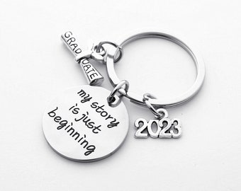 Fertigen Sie Initial Keychain, Abschlussgeschenke Keychain für Klasse von 2023 Geschenk für ihre Tochter-Sohn-Frauen-Geschenk-Schlüsselring besonders an