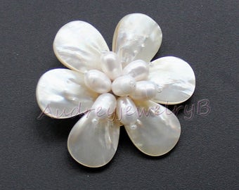 Nnatural Ivory perle blanche et broche de fleur de coquille blanche, broche de perle, broche de coquille, broche de fleur, fête de mariage, cadeau de demoiselle d’honneur, bijoux en perles.