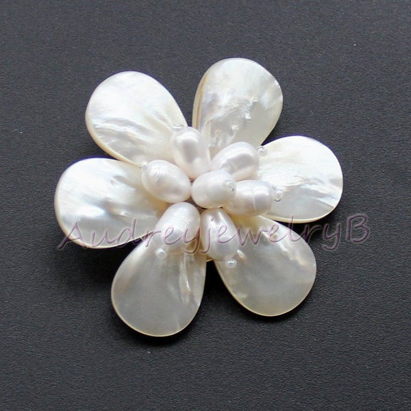 Nnatural Ivory perle blanche et broche de fleur de coquille blanche, broche de perle, broche de coquille, broche de fleur, fête de mariage, cadeau de demoiselle d’honneur, bijoux en perles.